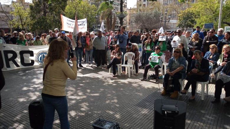 Cientos de jubilados marcharon en contra del veto por la ley de reforma jubilatoria 