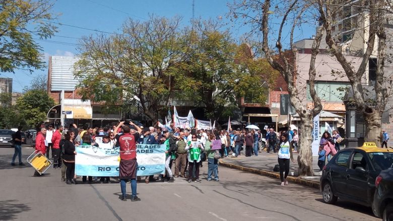 Cientos de jubilados marcharon en contra del veto por la ley de reforma jubilatoria 