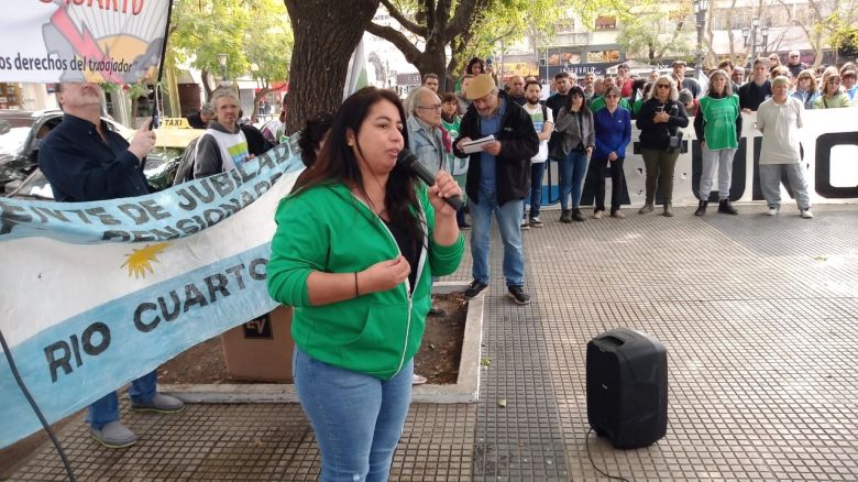 Cientos de jubilados marcharon en contra del veto por la ley de reforma jubilatoria 