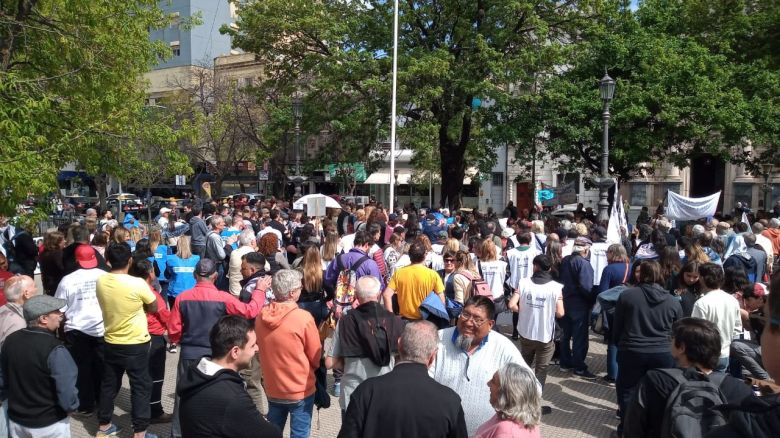 Cientos de jubilados marcharon en contra del veto por la ley de reforma jubilatoria 