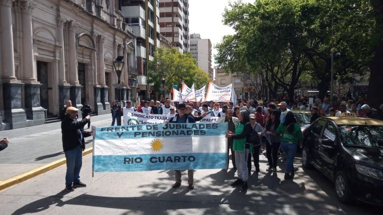 Cientos de jubilados marcharon en contra del veto por la ley de reforma jubilatoria 