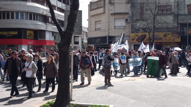 Cientos de jubilados marcharon en contra del veto por la ley de reforma jubilatoria 