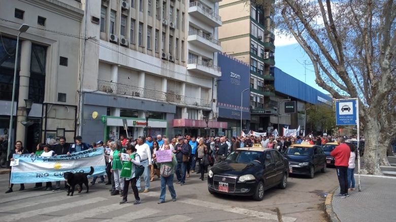 Cientos de jubilados marcharon en contra del veto por la ley de reforma jubilatoria 