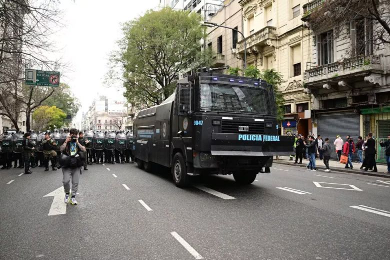 Infantería avanza contra los piqueteros y hay tensión afuera del Congreso