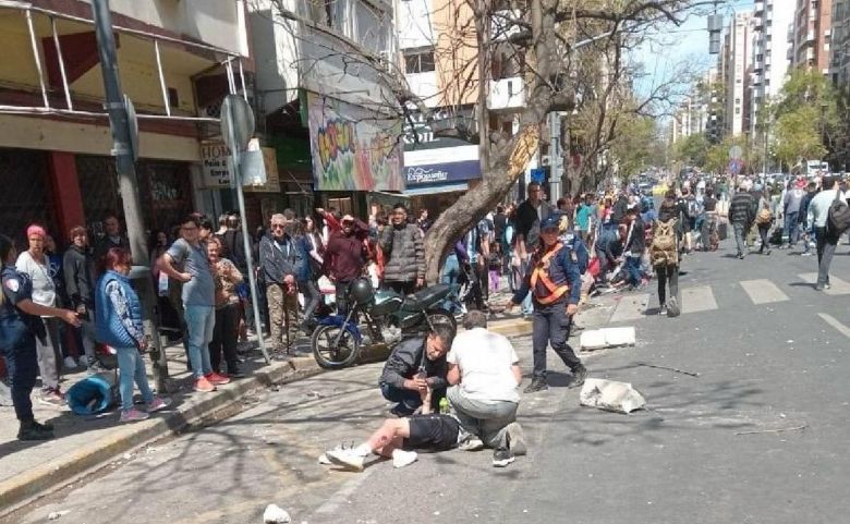 Un automovilista embistió a peatones en pleno centro y dejó 15 heridos: hay un niño y una mujer en grave estado