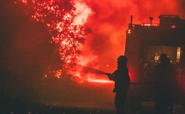 El fuego llegó a San Esteban:  trabajan más de 200 bomberos  