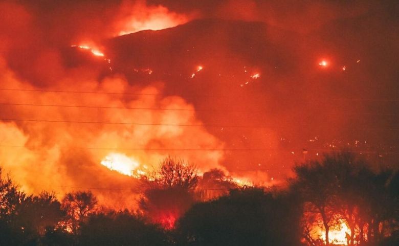 El fuego llegó a San Esteban:  trabajan más de 200 bomberos  