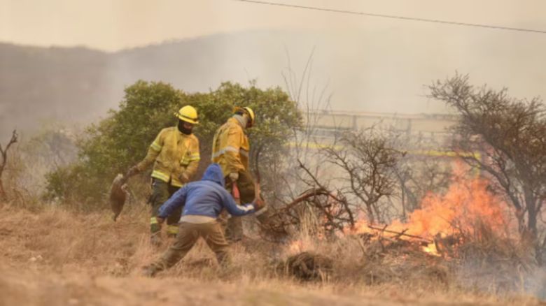 Fuego incontrolable en Córdoba: hay 14 casas quemadas y al menos 54 personas evacuadas