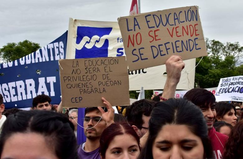 La caída de salarios universitarios fue del 33% y el rechazo al veto de Milei gana la calle