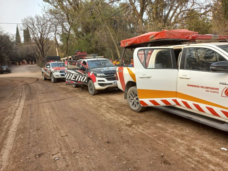 Bomberos de Río Cuarto luchan contra el fuego cerca de San Marcos Sierra