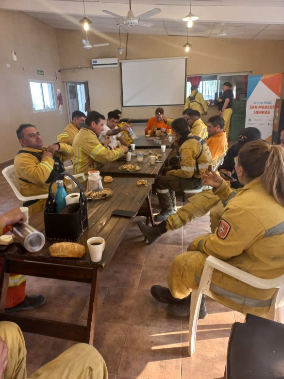 Bomberos de Río Cuarto luchan contra el fuego cerca de San Marcos Sierra