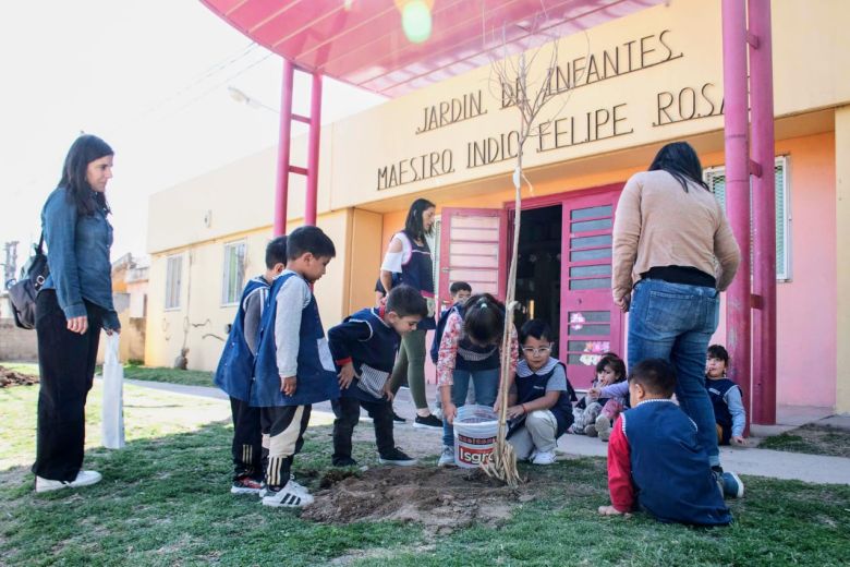 Vecinos e instituciones se suman al programa "Forestando Mi Ciudad"