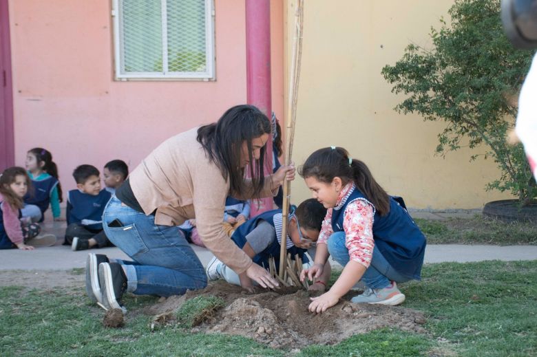 Vecinos e instituciones se suman al programa "Forestando Mi Ciudad"