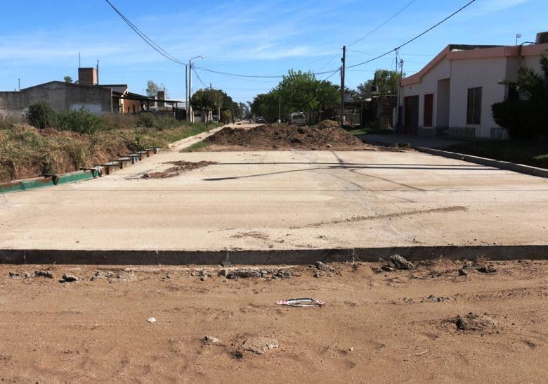 Con fondos provinciales avanzan las obras de cordón cuneta y el Polideportivo Social de Las Higueras