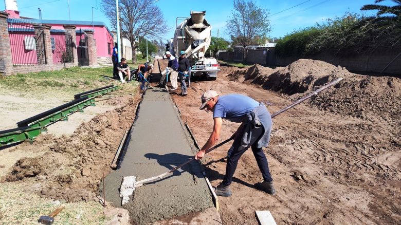 Con fondos provinciales avanzan las obras de cordón cuneta y el Polideportivo Social de Las Higueras