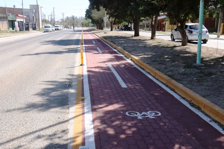 Con fondos provinciales avanzan las obras de cordón cuneta y el Polideportivo Social de Las Higueras