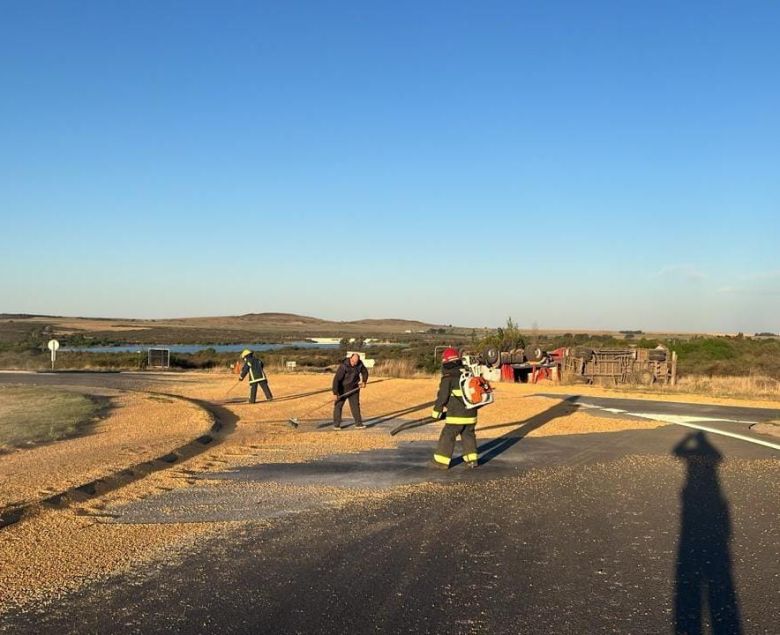  Achiras: Un camión con acoplado volcó en la rotonda