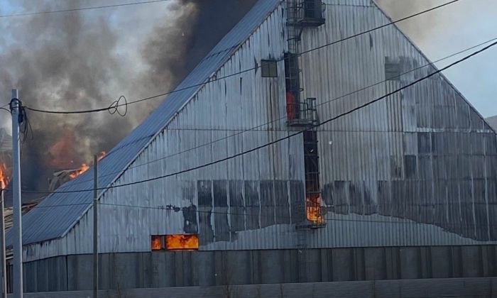 La celda de maní de Dalmacio Vélez  sigue con algunas llamas y humo