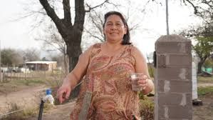 "La señora de la canilla": la historia de la vecina que provee de agua potable a decenas de vecinos de un barrio