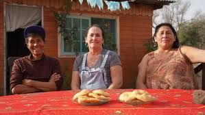 "La señora de la canilla": la historia de la vecina que provee de agua potable a decenas de vecinos de un barrio