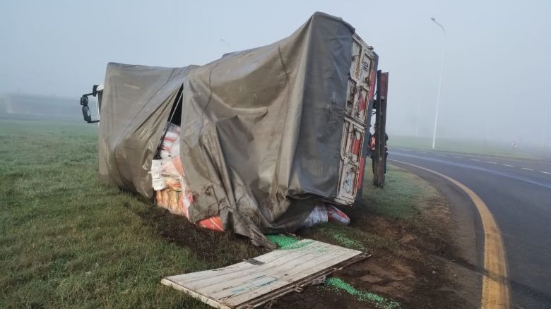 Un hombre tuvo lesiones  tras chocar contra  un camión