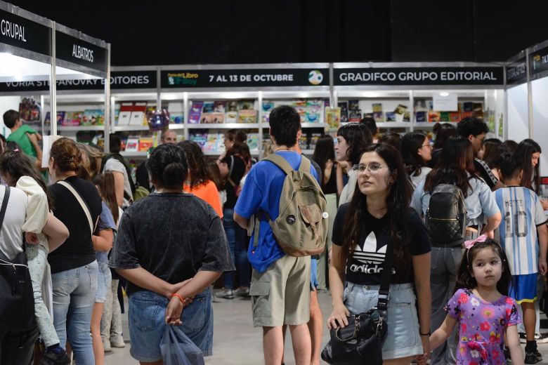 Cerca de 30 mil personas visitaron la Feria del Libro