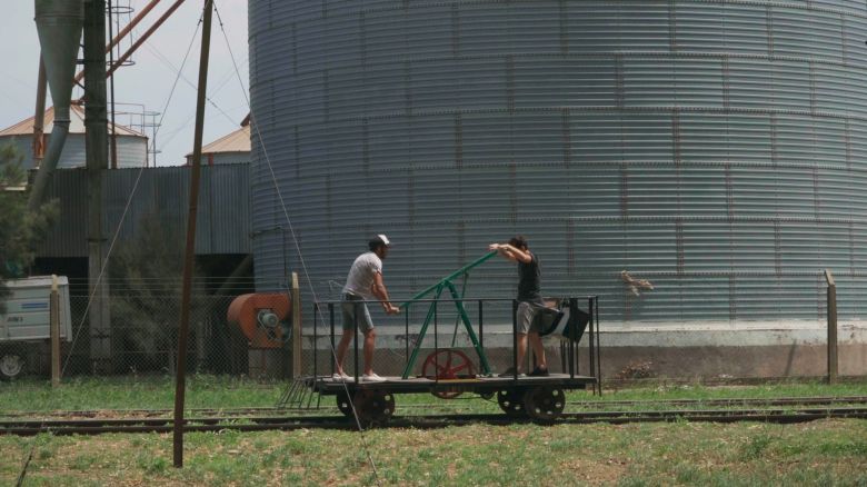 "La zorra y la pampa", un retrato luminoso desde las vías del tren