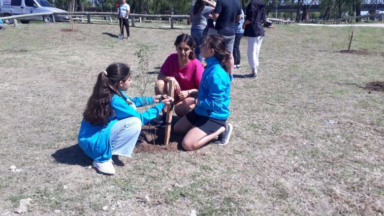 Plantan cien especies nativas en la costanera sur del Río Cuarto