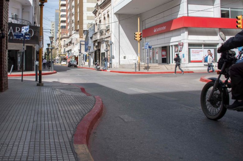 Avanza el pintado de cordones en rojo para detectar infractores y labrar multas