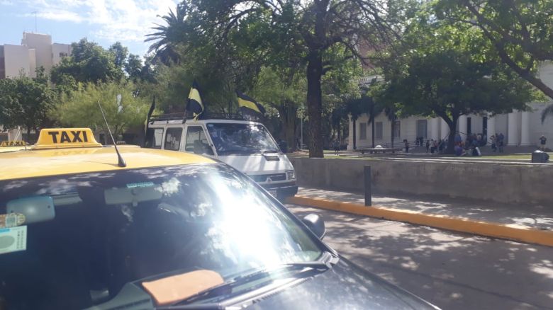 Los taxistas reclamaron frente al Municipio por las tarifas y contra UBER 