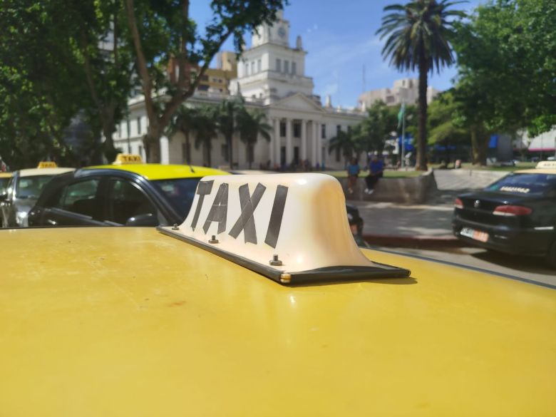 Los taxistas reclamaron frente al Municipio por las tarifas y contra UBER 