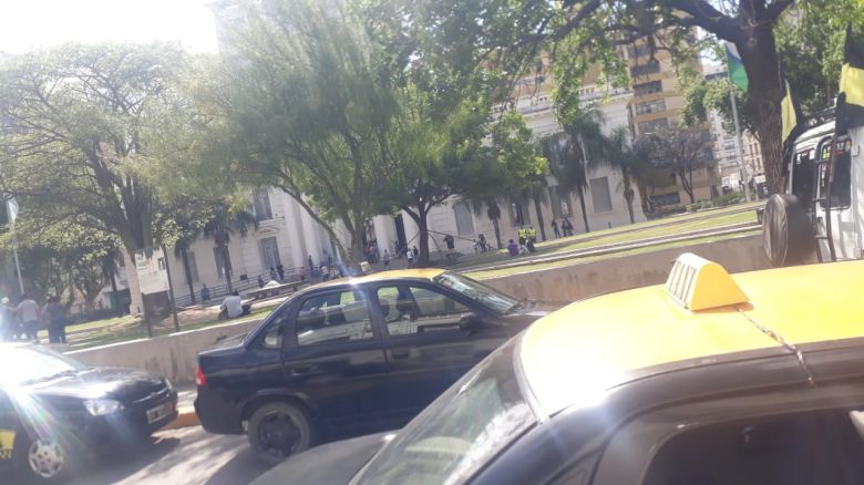 Los taxistas reclamaron frente al Municipio por las tarifas y contra UBER 