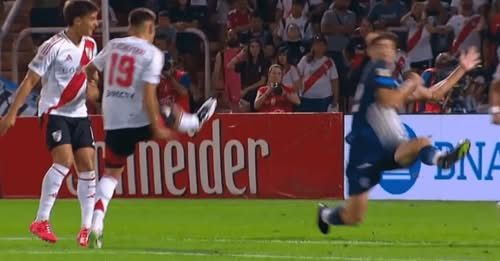 Independiente Rivadavia venció a  River en el final