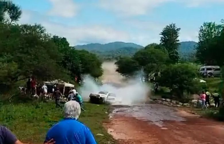 Un piloto del rally tucumano perdió el control al pasar por un vado y embistió a un espectador