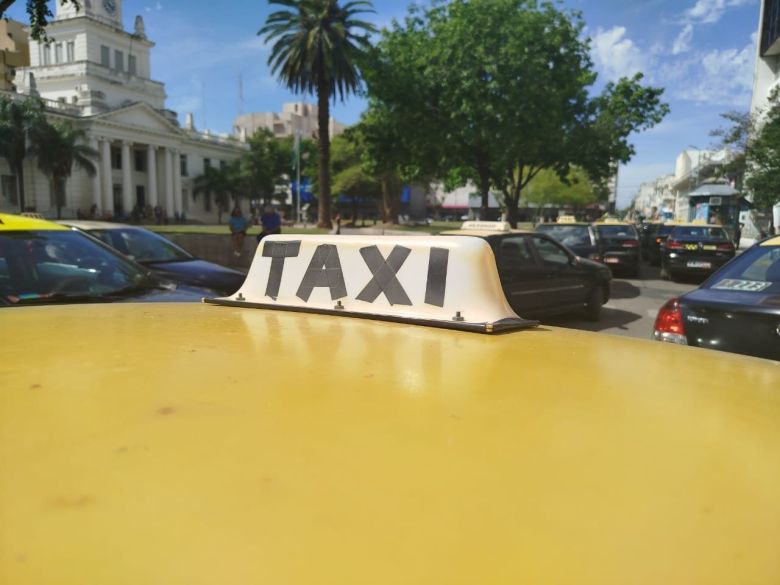 Taxistas autoconvocados presentan un proyecto para frenar el avance de Uber en Río Cuarto