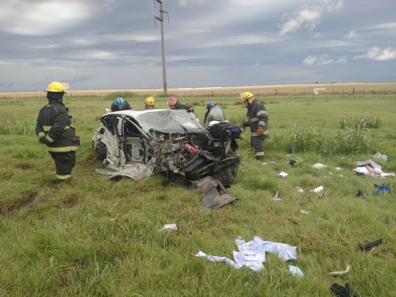 Laboulaye: Un automóvil, tras dar varios giros, fue embestido por un camión