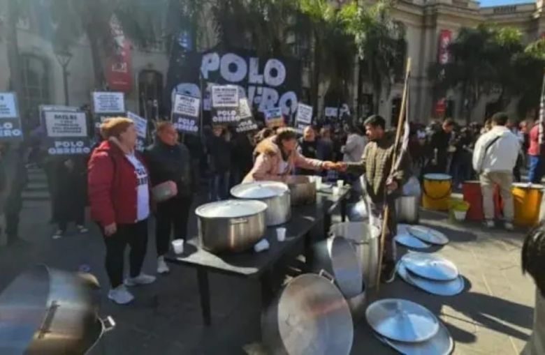 Tras el ajuste de Milei, en Córdoba, los piqueteros se referencian en Llaryora