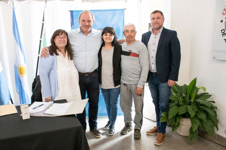 Vecinos de barrio Limay firmaron sus escrituras tras 30 años 