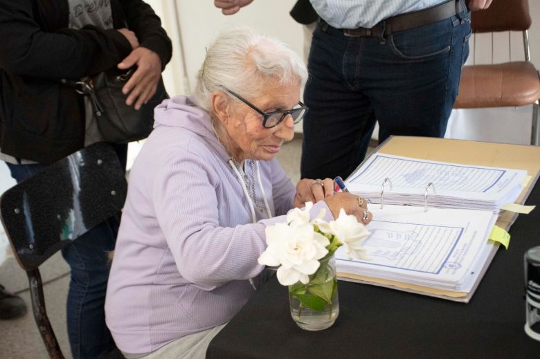 Vecinos de barrio Limay firmaron sus escrituras tras 30 años 