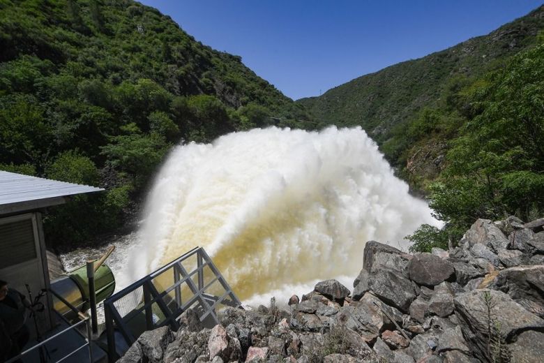 El embalse San Roque alcanzó su nivel máximo y mostró la “cola de novia”