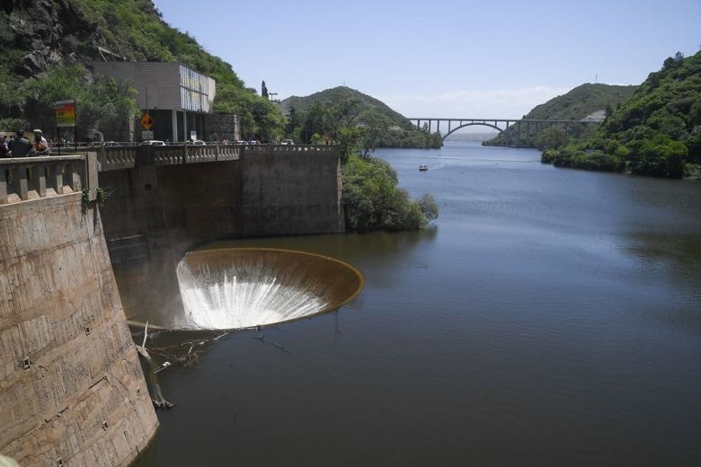 El embalse San Roque alcanzó su nivel máximo y mostró la “cola de novia”