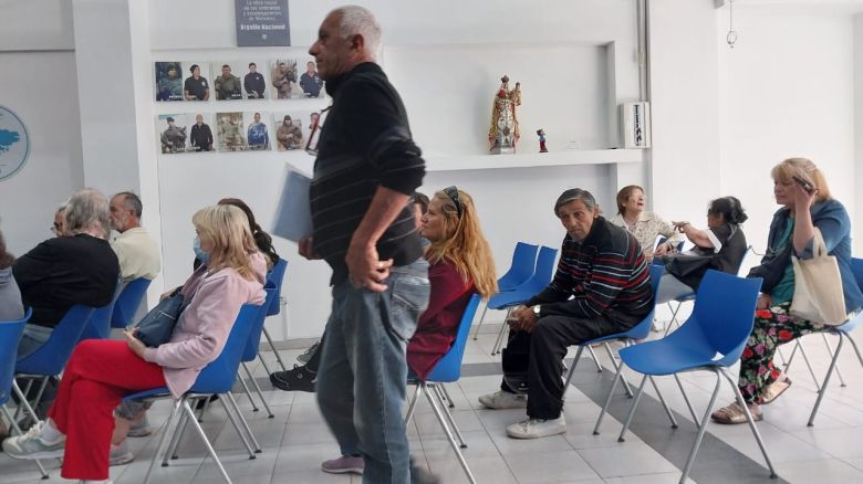 Largas colas en el PAMI para reclamar por el corte de los remedios gratis para los jubilados: "toda esta espera es una tortura"