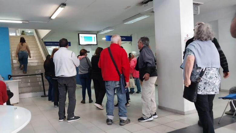 Largas colas en el PAMI para reclamar por el corte de los remedios gratis para los jubilados: "toda esta espera es una tortura"