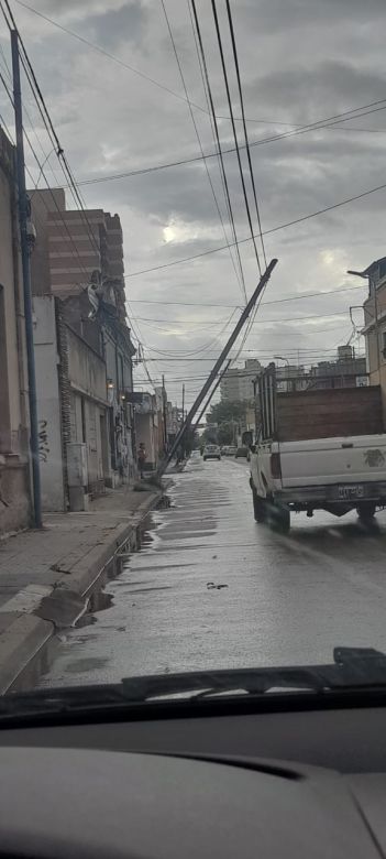 Voladuras de techos, daños en el arbolado, cortes de cables y anegamientos en Río Cuarto y localidades del sur de Córdoba