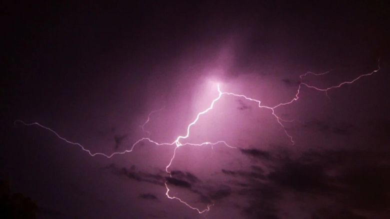 Un hombre murió alcanzado por un rayo en medio de la tormenta en Córdoba