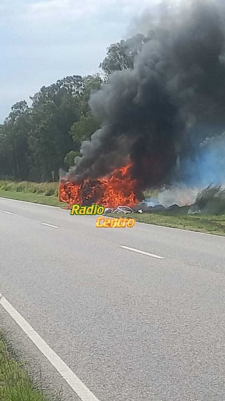 Un auto se quemó por completo saliendo de Villa Huidobro 