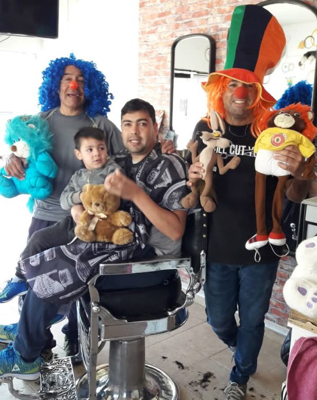 Cabrera Solidaria: el “Negro” Hasenei con cara de payaso ayuda a niños del monte chaqueño