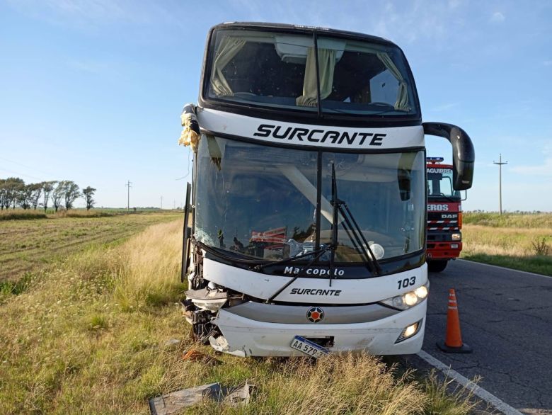 Seis heridos al chocar un ómnibus estudiantil contra una sembradora al norte de Huinca Renancó