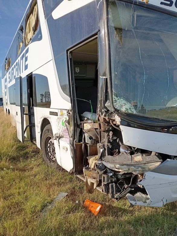 Seis heridos al chocar un ómnibus estudiantil contra una sembradora al norte de Huinca Renancó