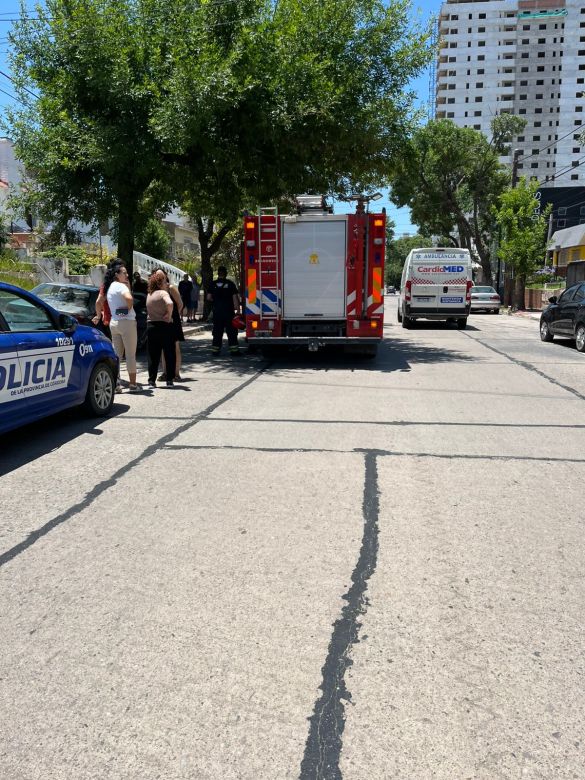 Barrio Lomitas de Oro: Un auto chocó contra un árbol